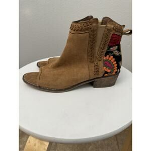 Tiara‎ Los Angeles Floral Embroidered Boots Size 7 Open Toe Tan Suede Booties